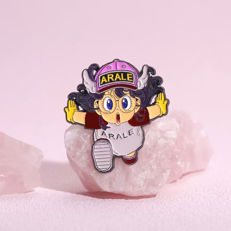 Broche con insignia de Dr. Slu - Anime Cosplay Little Girl reseña y precio